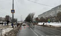 У Дніпрі на Донецькому шосе Nissan збив жінку на переході: поліція розшукує свідків ДТП
