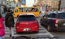 В центре Днепра водители оставляют авто на «зебре», хотя рядом полупустая парковка