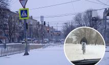 По засніжених дорогах Дніпра мандрували велосипедисти, скутеристи та інші екстремали (ВІДЕО)