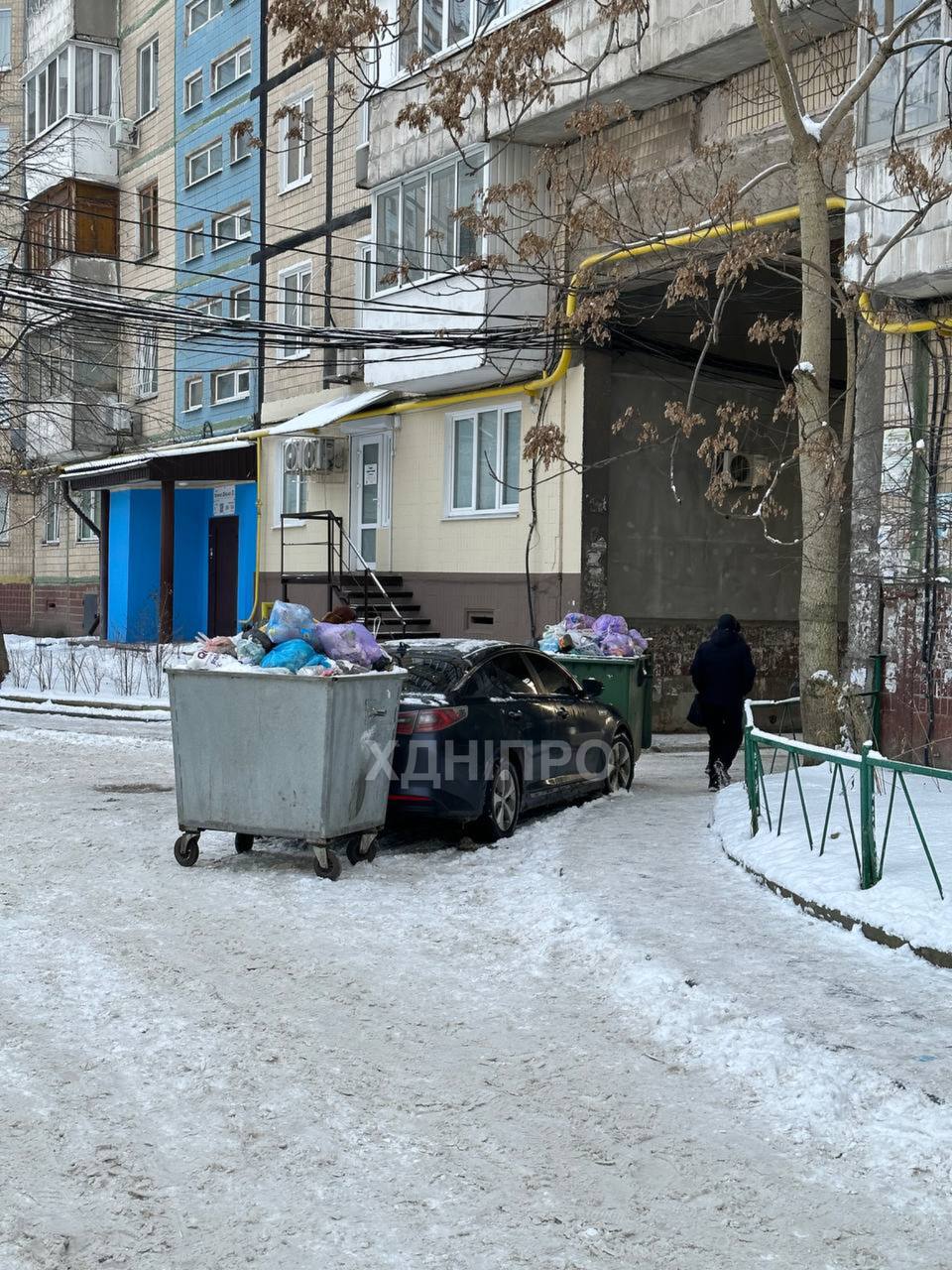 Новости Днепра про У Дніпрі водій потрапив у сміттєву пастку (ФОТО)