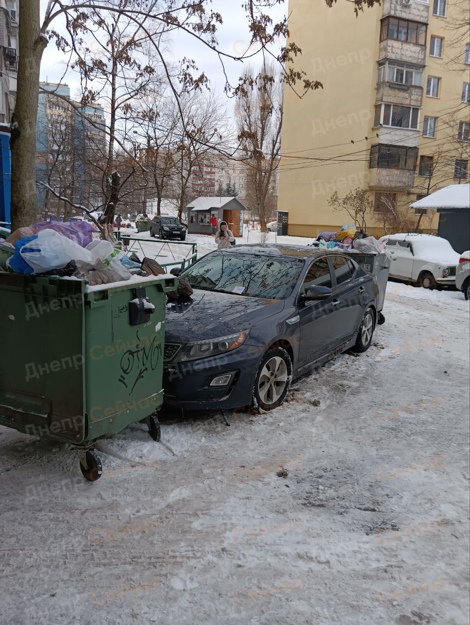 Новости Днепра про У Дніпрі водій потрапив у сміттєву пастку (ФОТО)