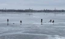 В Днепре рыбаки-смельчаки в +4 испытывают крепкость льда посреди реки