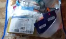 В одном из ЖК Днепра заметили необычную аптечку со средствами контрацепции