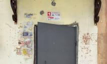 Жителі Дніпра поскаржилися на “зникнення” нових дверей у під’їзді