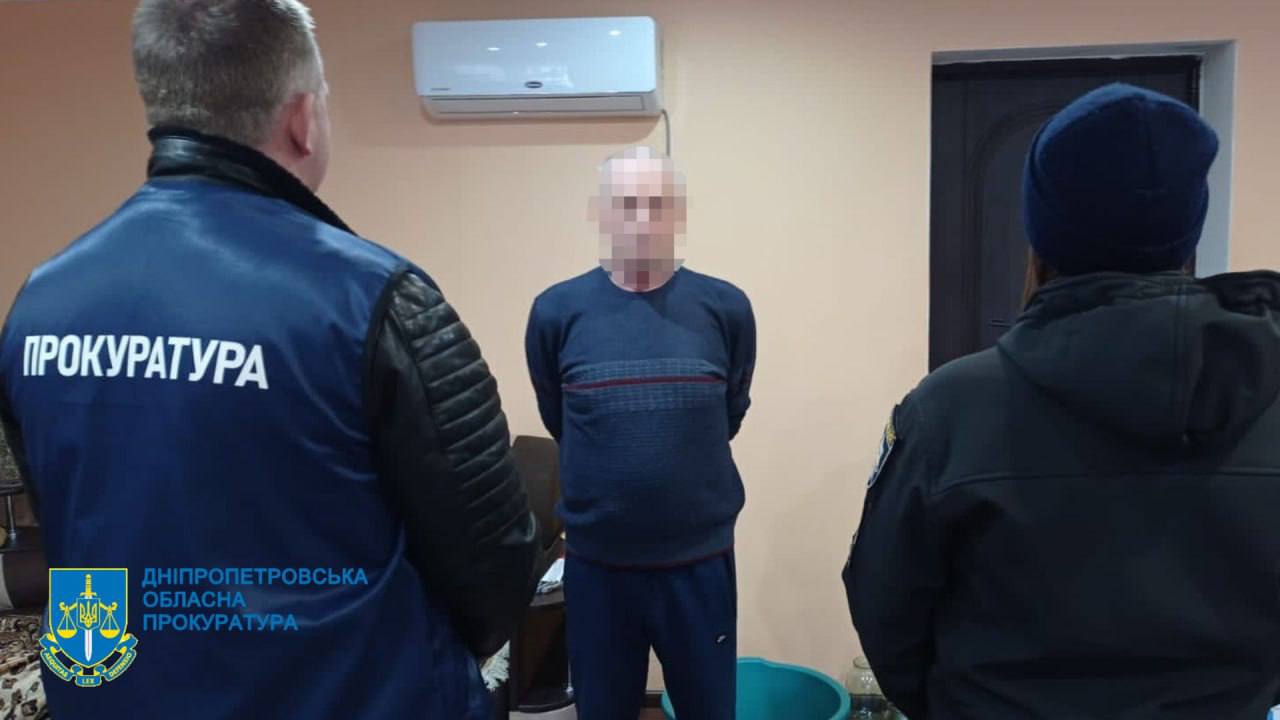 Новости Днепра про На Дніпропетровщині підприємець залякав батька загиблого бійця та видурив з нього 2,5 млн грн