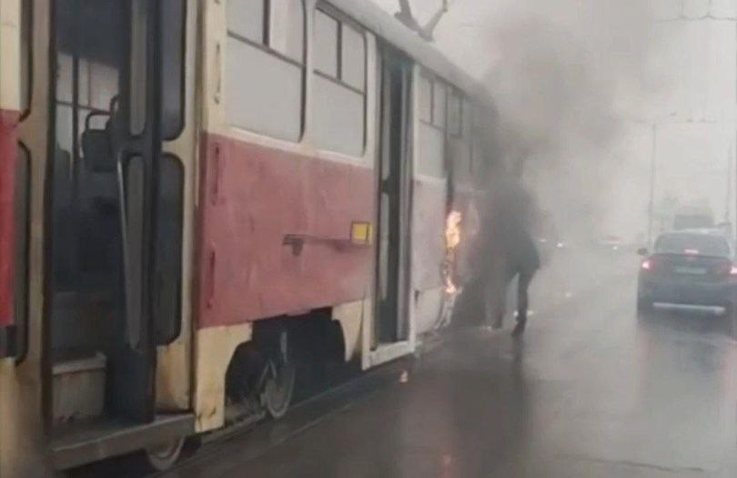 Новости Днепра про У Дніпрі на мосту під час руху загорівся трамвай (ВІДЕО)