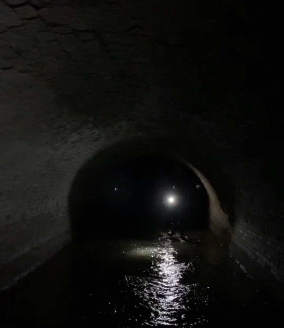 Новости Днепра про У Дніпрі дигери-екстремали показали 200-річні тунелі, де тече підземна річка Половиця (ВІДЕО)