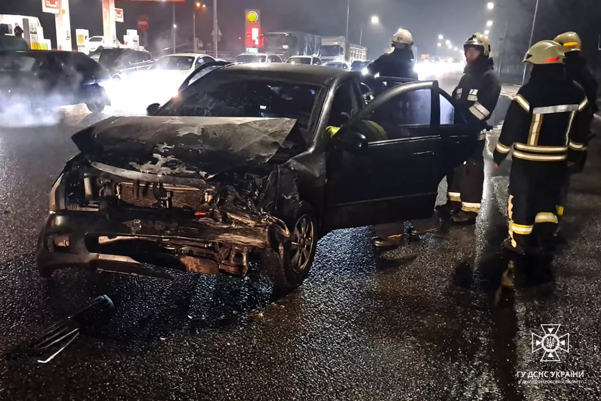 Новости Днепра про На Дніпропетровщині водійку Тoyota Corolla затисло в понівеченому автомобілі
