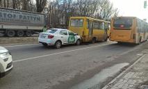 У Дніпрі на проспекті Івана Мазепи зіткнулися маршрутка та таксі Bolt  (ФОТО)