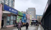 Житель Дніпра влаштував одноденний шопінг 20-ма магазинами, де платив чужою знайденою карткою