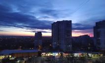 У небі над Дніпром бачили вражаючий пурпурний захід сонця: що віщує це явище (ФОТО)