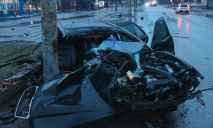 Водій Mercedes, який влетів в стовп на вулиці Зимових Походів у Дніпрі, помер у лікарні