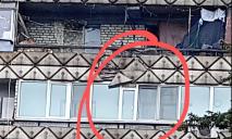 Наче ось-ось впаде: у Дніпрі на проспекті Поля над головами людей нависає шматок фасаду (ФОТО)