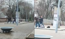 В Днепре неизвестный мужчина «рисовал» на памятнике Кротову: его пытался остановить другой горожанин