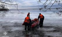 На Дніпропетровщині 6 рибаків дрейфували на кризі посеред річки (ФОТО)