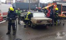 У Кривому Розі зіткнулися ВАЗ та фура: водія та 15-річну пасажирку легковика затисло в салоні