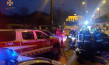 В Днепре в АНД районе столкнулись Jeep и Daewoo: водитель застрял в поврежденном авто