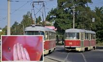 Мешканці Дніпра поскаржилися на шар пилу на сидіннях у трамваї: “усі брудні потім”