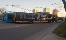 У Дніпрі на Набережній Перемоги не поділили дорогу легковик та тролейбус: рух ускладнено