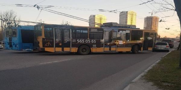 В Днепре на Набережной Победы не поделили дорогу легковушка и троллейбус: движение затруднено