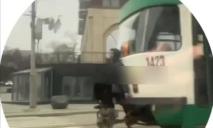 “Трамвайний ухилянт”: у Дніпрі помітили безбілетника-екстремала (ВІДЕО)