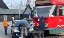 В Днепре напротив ТРЦ Neo Plaza автомобиль попал под трамвай (ФОТО)