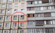 Гори непотребу видно з вулиці через вікно: у Дніпрі помітили квартиру набиту сміттям (ФОТО)