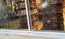 В Днепре на Победе неизвестный разбил окна в магазине Рошен