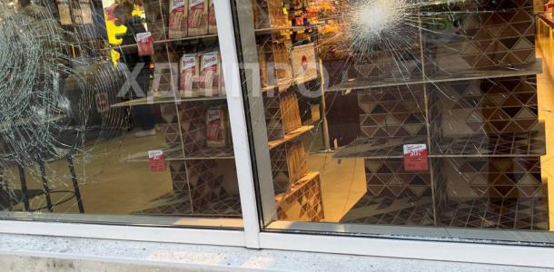 В Днепре на Победе неизвестный разбил окна в магазине Рошен