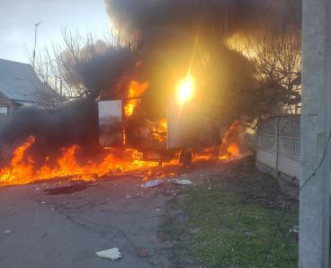 У Нікополі через дрон-камікадзе, який влучив у салон, вщент згоріла вантажівка