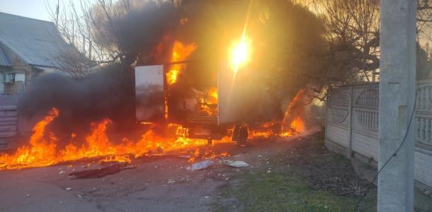 В Никополе из-за попавшего в салон дрон-камикадзе дотла сгорел грузовик