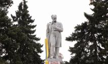 В Днепре ко дню рождения принарядили самого высокого Шевченка