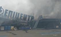 В Никополе в результате обстрела дотла сгорел «Эпицентр»
