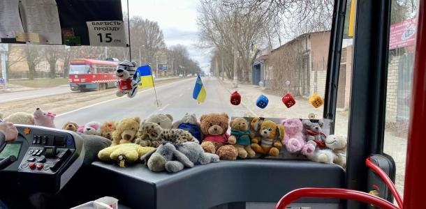 «Катаемся с мишками»: в Днепре появился «мимишный» автобус