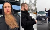 Житель Дніпра бородою протягнув 2,5-тонний мікроавтобус