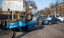 В Днепре на Хмельницкого столкнулись Dacia и Daewoo: одна из машин перевернулась на крышу