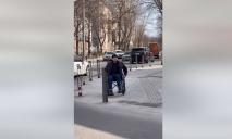 Дантес та відомий урбаніст сіли на колісні крісла, аби протестувати безбар’єрність вулиць Дніпра (ВІДЕО)