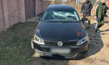 На Дніпропетровщині невідомі обстріляли автомобіль Volkswagen: постраждав чоловік