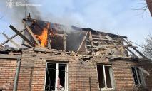 На Днепропетровщине после очередного обстрела возник пожар: пострадала пожилая женщина