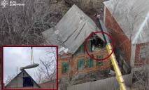 На Донеччині російська авіабомба впала на горище будинку та не розірвалась: шокуюче відео