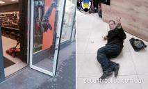 В Днепре мужчина разбил дверь магазина, а затем разместился на полу с кофе в руке