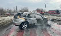 На трассе Днепр-Кривой Рог водитель Lexus сбил патрульного и врезался в бетонный блок: авто загорелось