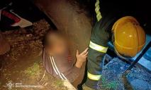 В Кривом Роге мужчина застрял между трубой и железобетонной плитой: его освобождали спасатели