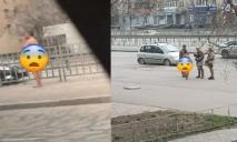 У Дніпрі на Слобожанському по проїзній частині гуляв оголений чоловік: що кажуть у поліції