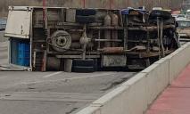 В Днепре на Центральном мосту перевернулся грузовик: движение почти полностью парализовано
