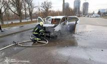 В Днепре на Набережной Победы загорелся автомобиль службы такси Uklon