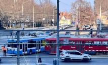 На проспекте Леси Украинки в Днепре трамвай сошел с рельсов посреди перекрестка: движение затруднено