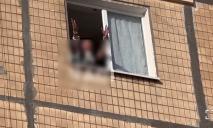 Кричала в окно на 7 этаже: в Кривом Роге 48-летняя женщина хотела покончить с собой на глазах у ребенка