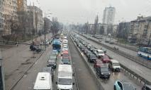 В Днепре на Новом мосту в оба направления не курсируют троллейбусы и «безумные» пробки: что произошло (ВИДЕО)