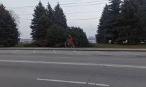 В Днепре снова заметили мужчину на странном велосипеде с одним гигантским колесом (ВИДЕО)